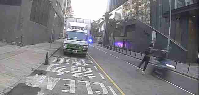 休班海關阻擋電單車